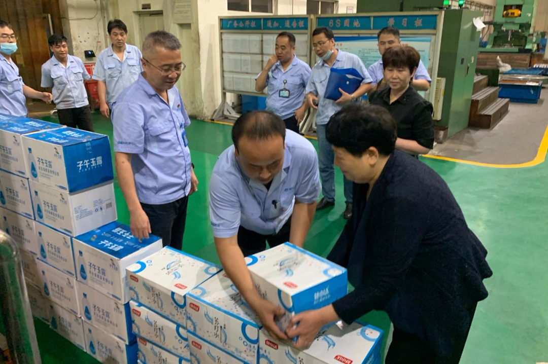 ​陕西省总工会党组成员李秀华一行到tyc5997太阳集团慰问一线职工